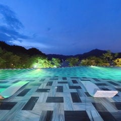 Bể bơi buổi tối