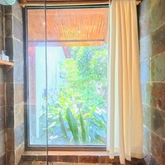 Mít's Family Room Bathroom