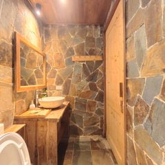 Mít's Family Room Bathroom