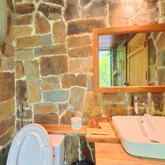 Mít's Family Room Bathroom