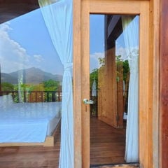 Mít's Family Room balcony