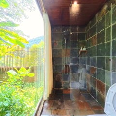 Bathroom in the Deluxe room at Mít's house