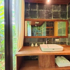 Bathroom in the Deluxe room at Mít's house