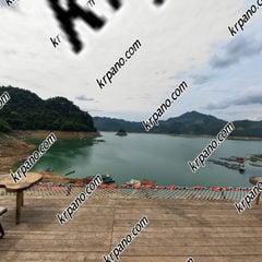 カフェカウンター前のダ川沿いの展望エリア