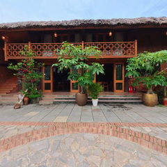 Sân tòa nhà Sàn Trung Tâm